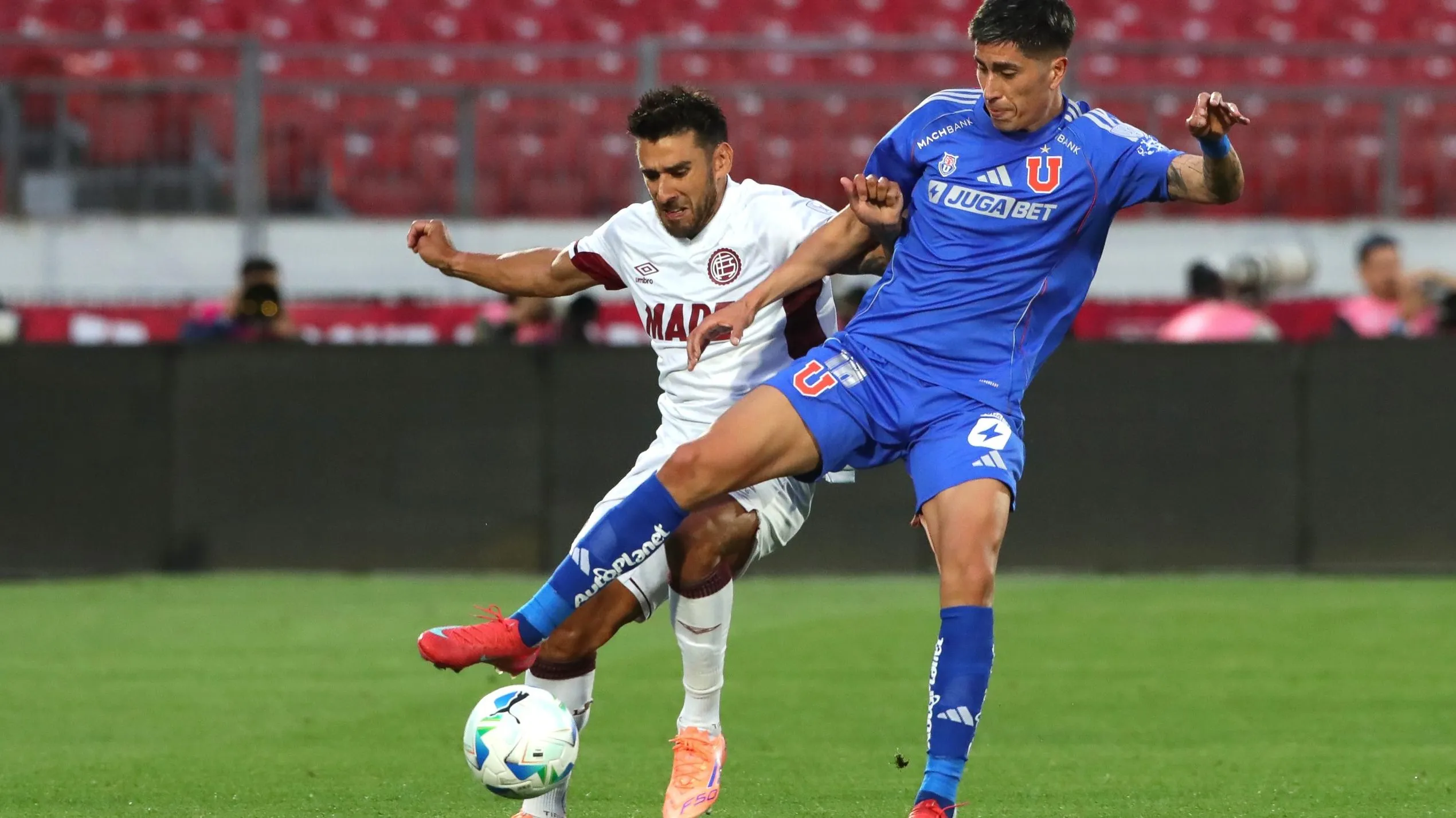 Eduardo Salvio jugando en el estadio Nacional. Foto: Jonnathan Oyarzun/Photosport