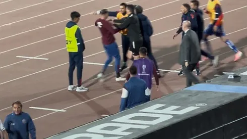 Toselli tuvo que ser separado por sus compañeros de la U.