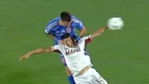 La jugada de la polémica entre la U y Lanús