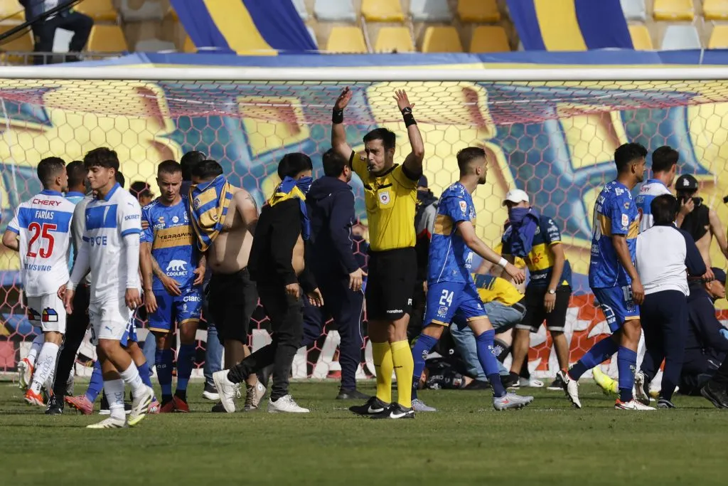 Juan Tagle, timonel de U. Católica, habló sobre la seguridad en el fútbol chileno | Photosport