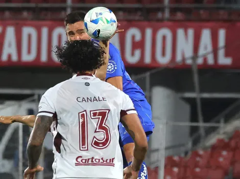 Carlos Chandía revisa la polémica jugada de la U vs Lanús: ¿Penal o falta?