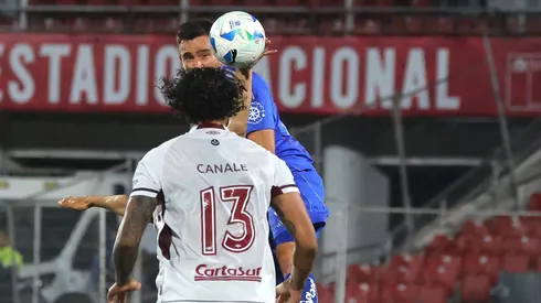 El momento del penal que decretó el empate de la U vs Lanús.