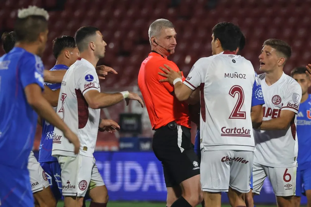 Anderson Daronco fue apuntado por los jugadores de Lanús. Foto: Jonnathan Oyarzun/Photosport