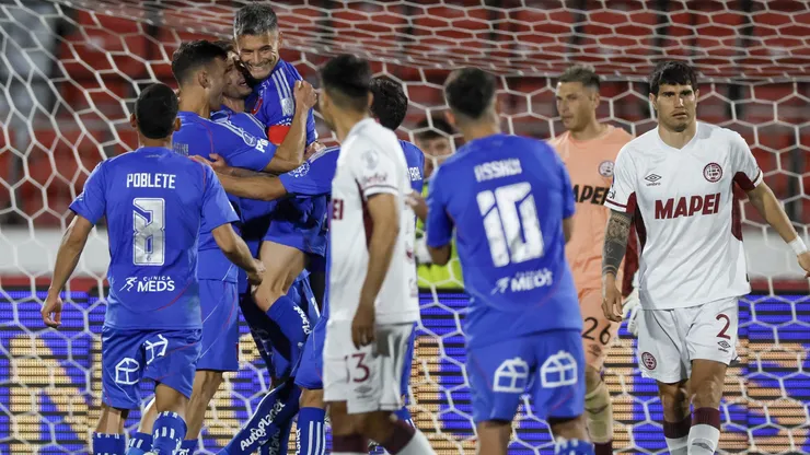 Charles Aránguiz marcó el empate de la U ante Lanús.