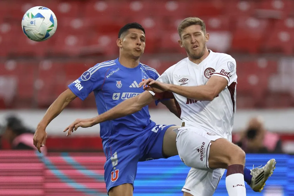 Israel Poblete y la U no pudieron tener hinchas en las tribunas ante Lanús por el castigo de Conmebol. Foto: Photosport.