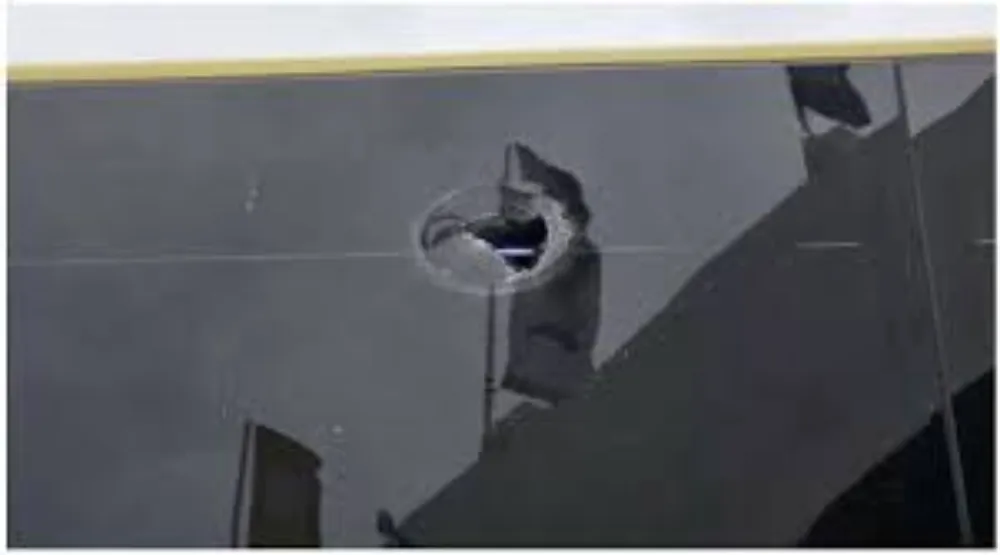 El bus de Lanús sufrió destrozos en la previa al partido con la U en Santiago.