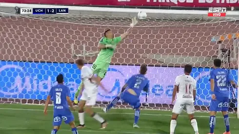 Sergio Vargas le pasa la capa de Súperman a Castellón en la U.