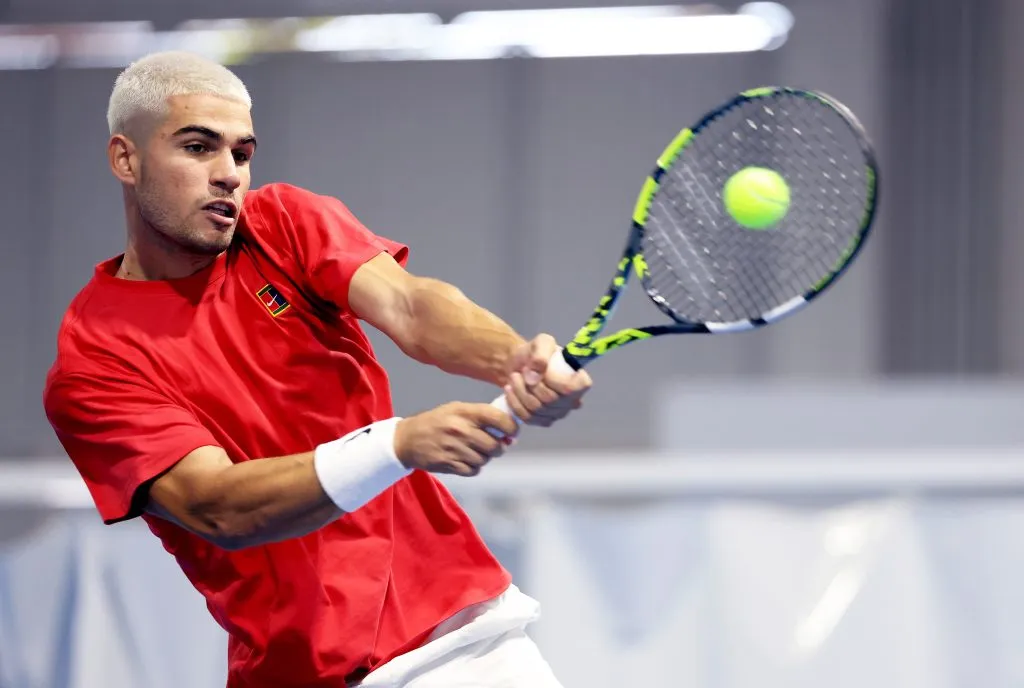 Carlos Alcaraz se prepara para París-Bercy. (Photo by Clive Brunskill/Getty Images)