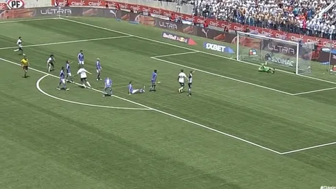 Alfred Canales abrió la cuenta en Claro Arena.