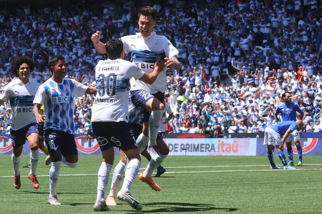 Alfred Canales le dio el triunfo a la Católica ante la U en el Clásico Universitario y se ilusionan con el Chile 2. Foto: Photosport.