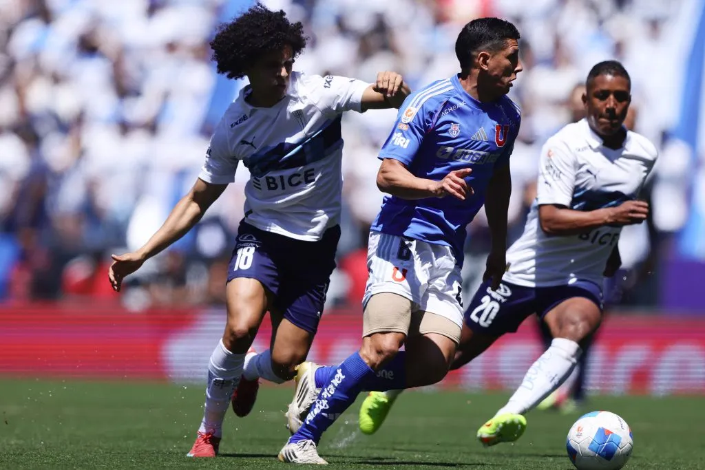Eduard Bello presiona a Israel Poblete en el Clásico Universitario 201., (Felipe Zanca/Photosport).