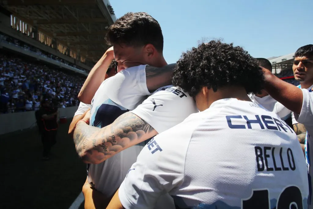 Eduard Bello se sumó al abrazo para Alfred Canales. (Jonnathan Oyarzun/Photosport).