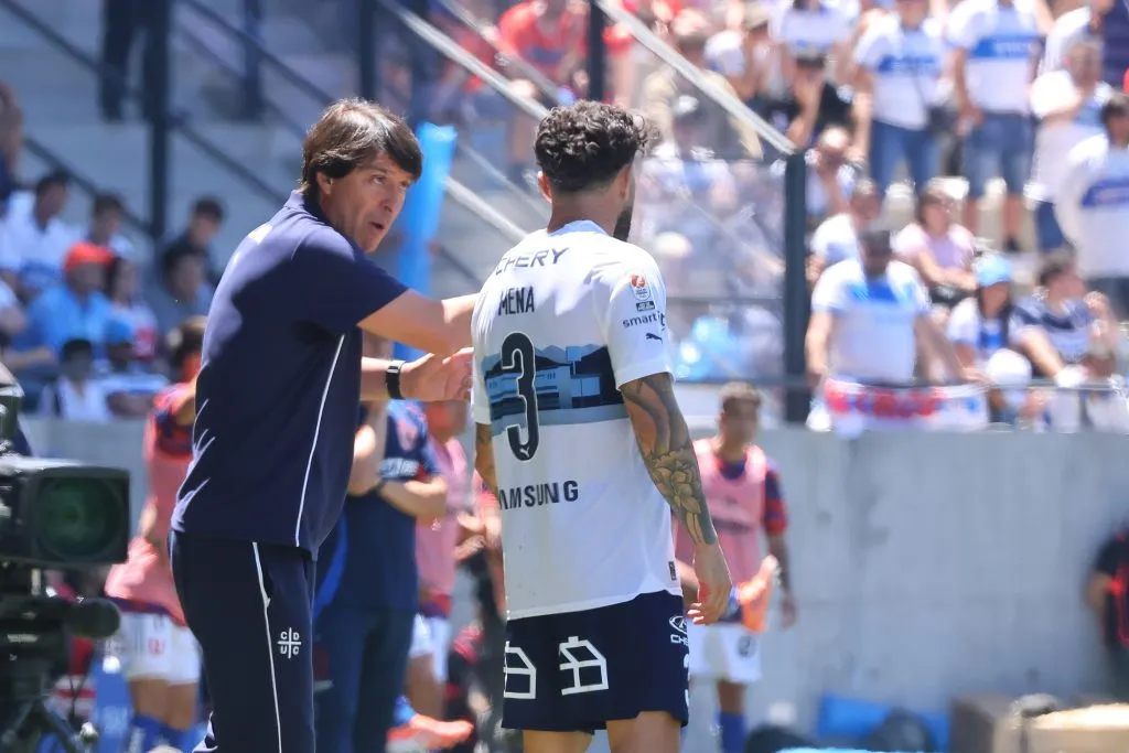Daniel Garnero le da indicaciones a Eugenio Mena. (Jonnathan Oyarzun/Photosport).