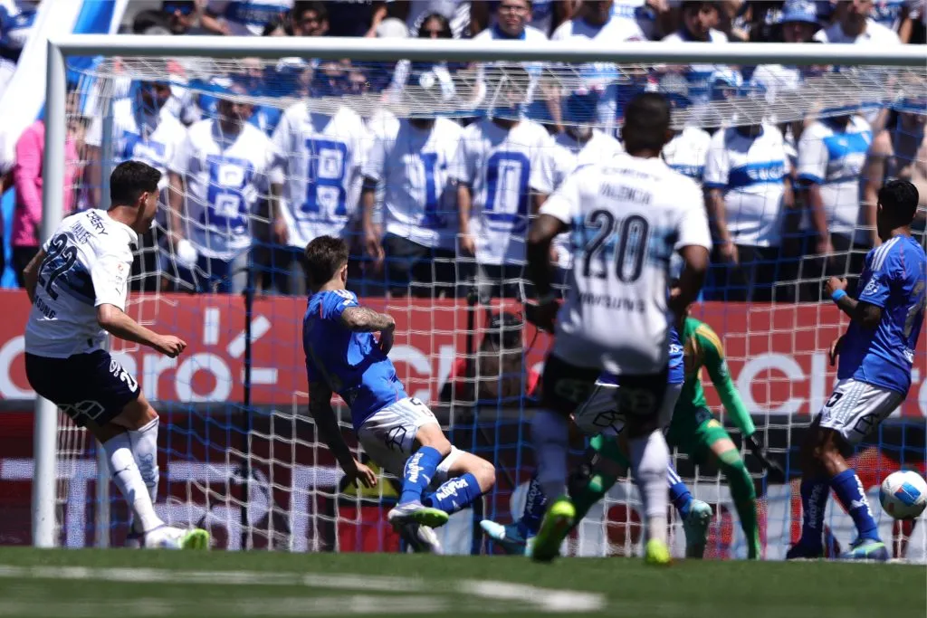 Alfred Canales anotó un golazo que noqueó a Universidad de Chile. (Felipe Zanca/Photosport).