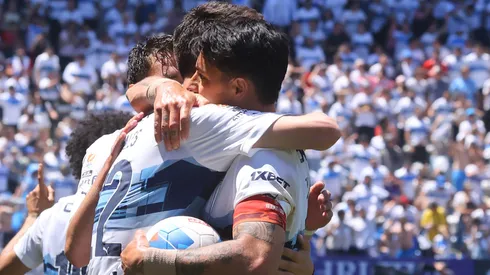 Fernando Zampedri le da sus merecidas felicitaciones al goleador de la jornada.