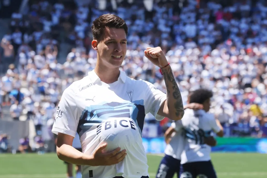 Otra imagen de la celebración de Alfred Canales. Al parecer se agranda su familia. (Jonnathan Oyarzun/Photosport).