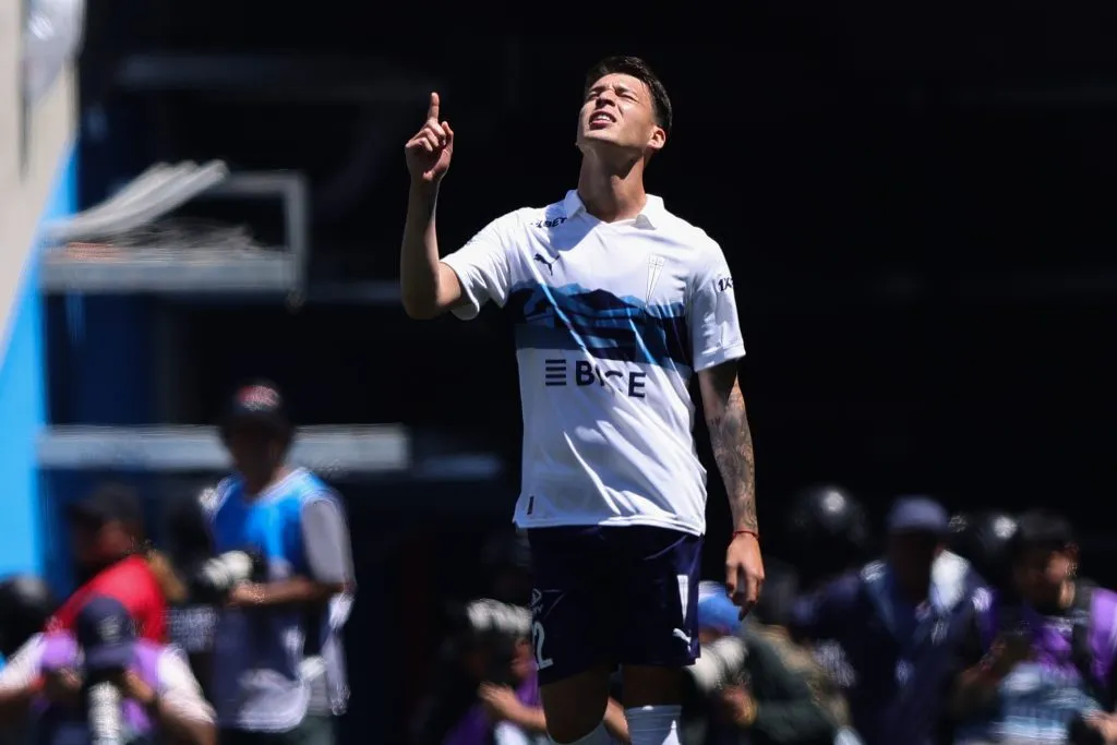 Alfred Canales señala hacia arriba en recuerdo de una persona muy especial. (Felipe Zanca/Photosport).