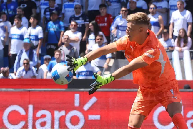 Marcelo Díaz buscó sorprender a Bernedo desde muy lejos, pero no pudo. (Jonnathan Oyarzun/Photosport).