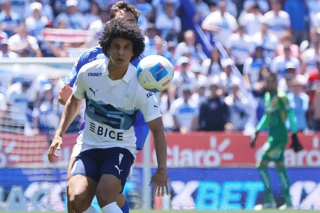Eduard Bello ante la Universidad de Chile. (Jonnathan Oyarzun/Photosport).
