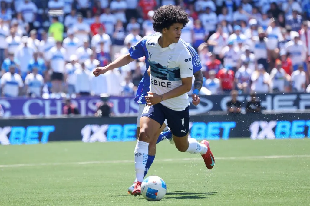Eduard Bello en acción ante Universidad de Chile. (Jonnathan Oyarzun/Photosport).