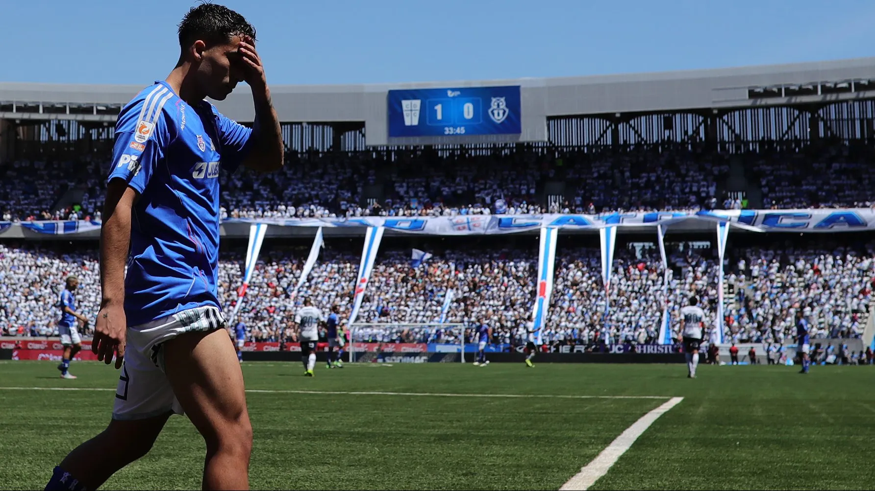 Así salió Lucas Assadi en el Clásico Universitario. (Felipe Zanca/Photosport).
