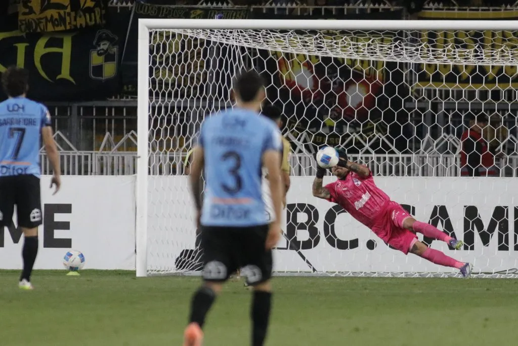 Diego Sánchez atajó el penal de Bryan Rabello. Imagen: Photosport