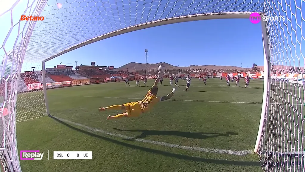 El espectacular manotazo de Alejandro Santander al penal de Pablo Aránguiz. (Captura TNT Sports).