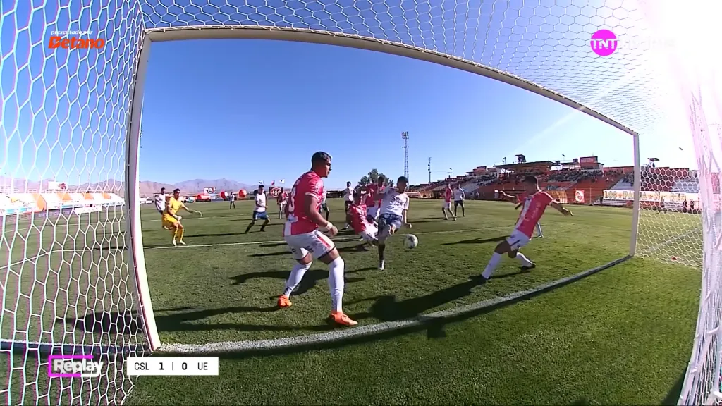 La acción de Aarón Astudillo que salvó la victoria de Cobresal. (Captura TNT Sports).