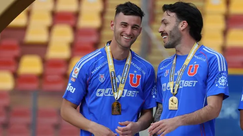 El zurdo argentino y el volante central uruguayo festejan la Supercopa obtenida ante Colo Colo.