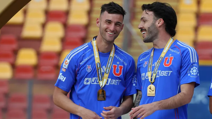 El zurdo argentino y el volante central uruguayo festejan la Supercopa obtenida ante Colo Colo.