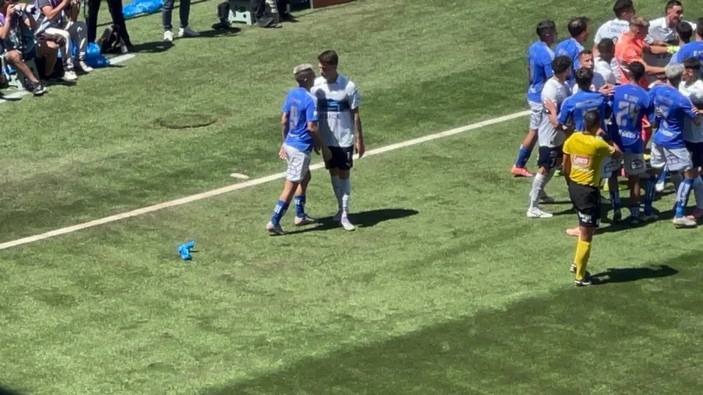 Alfred Canales y Leandro Fernández tuvieron literalmente un duelo aparte. (Foto: Cristián Fajardo | RedGol).