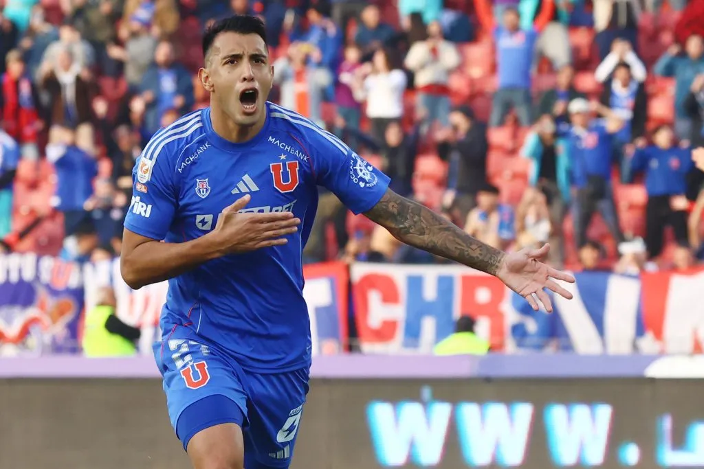 El Tucu Contreras celebra uno de los goles que anotó en la U de Chile. (Jonnathan Oyarzun/Photosport).