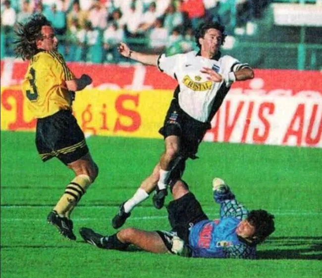 Carlos Tejas y esa jugada ante Ivo Basay. (Captura Penal Largo).