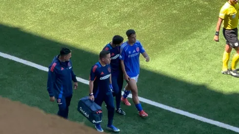 Lucas Assadi salió lesionado en el Clásico Universitario.