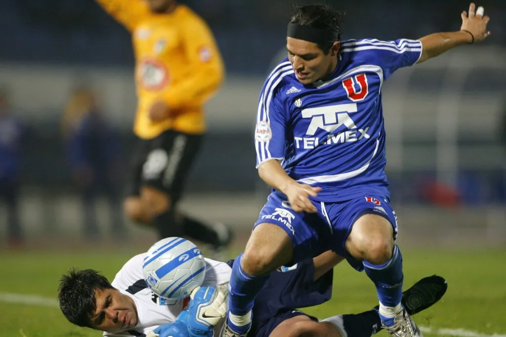 Carlos Tejas en acción por O’Higgins ante Manuel Villalobos en la U de Chile. Fue en 2008. (ANDRES PINA/PHOTOSPORT).