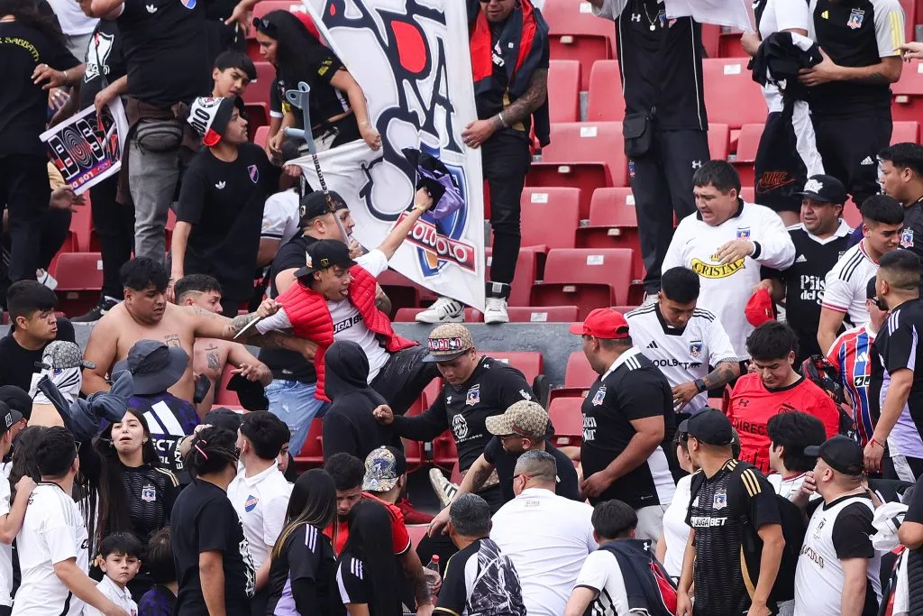 Graves incidentes en el sector de la barra de Colo Colo. Foto: Photosport