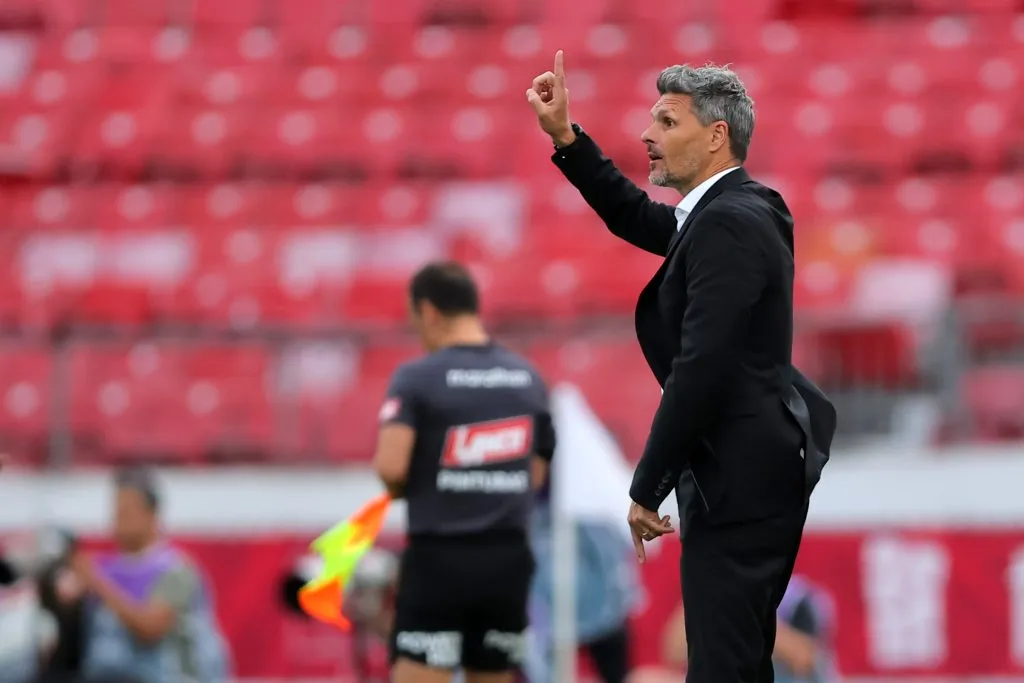 Fernando Ortiz se complicó mucho en su opción de clasificar a las copas del 2026 con Colo Colo. | Foto: Photosport.