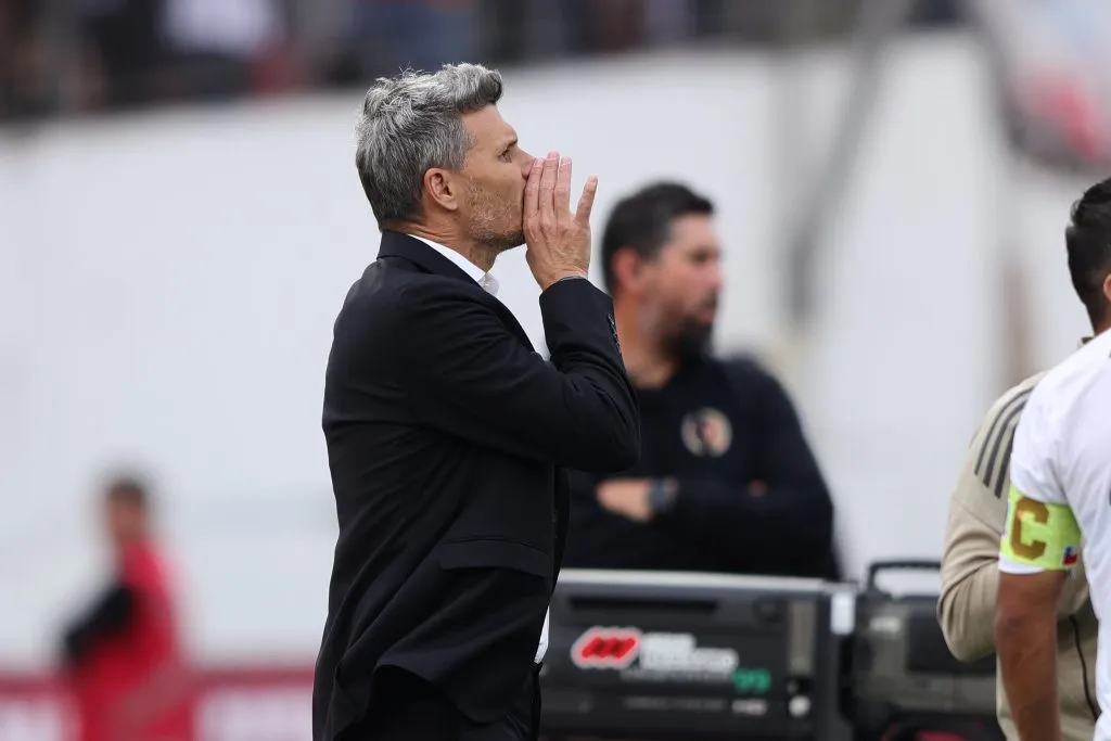 Fernando Ortiz dirige a Colo Colo ante Limache. (Photosport).