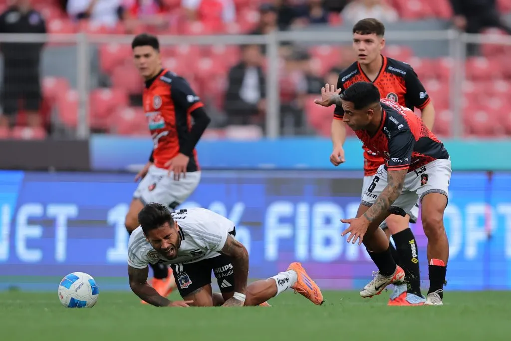 La falta de Andía sobre Bolados. (Javier Torres/Photosport).