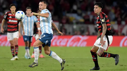 Tomás Conechny y el chileno Erick Pulgar en Flamengo vs Racing, en la ida de semifinales de la Copa Libertadores.