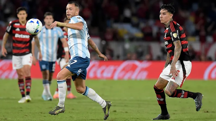 Tomás Conechny y el chileno Erick Pulgar en Flamengo vs Racing, en la ida de semifinales de la Copa Libertadores.