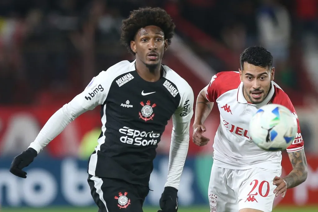 Emmanuel Ojeda enfrenta a Talles Magno de Corinthians por la Copa Sudamericana 2025. (Daniel Jayo/Getty Images).
