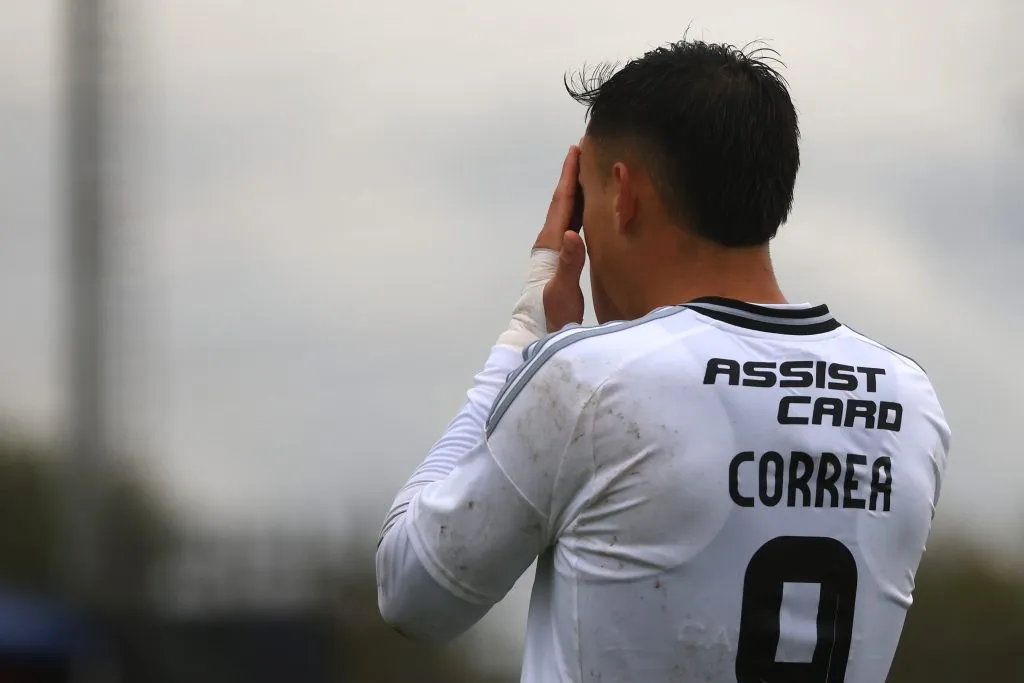 Javier Correa fue muy reprochado tras la igualdad ante Limache. (Jonnathan Oyarzun/Photosport).