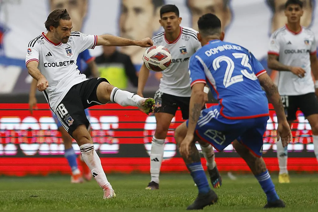 Agustín Bouzat en acción ante Universidad de Chile. (Marcelo Hernandez/Photosport).