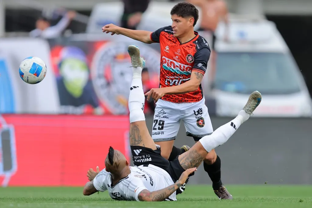 Arturo Vidal en el suelo quiere levantarse como Colo Colo en el torneo. Foto: Javier Torres/Photosport