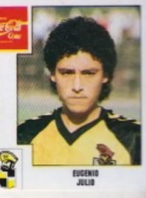 Eugenio Julio en una revista de su época de artillero aurinegro. (Captura X).