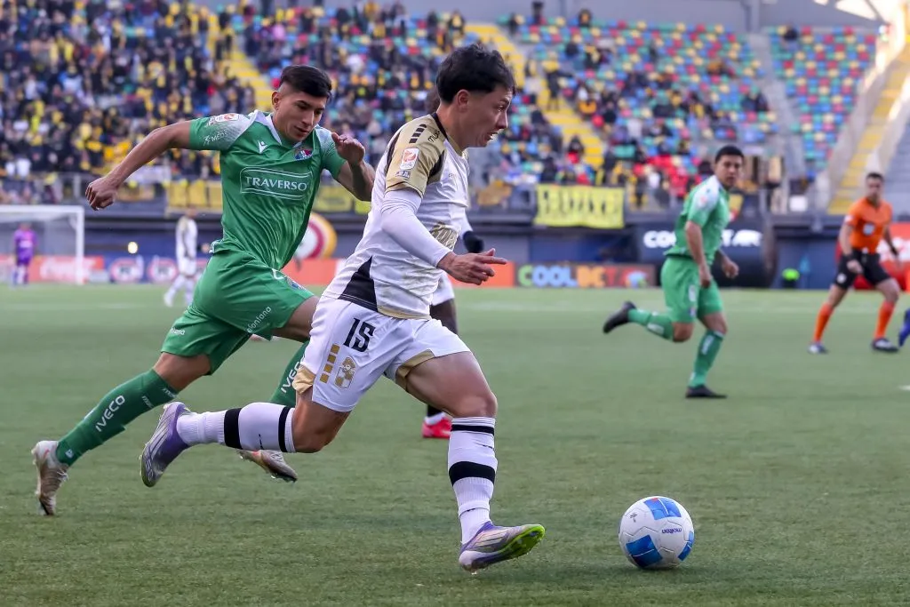 Cristián Zavala desborda ante el Audax Italiano. (Pepe Alvujar/Photosport).