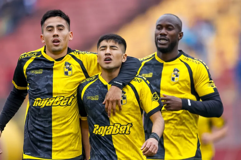 Matías Palavecino, Benjamín Chandía y Cecilio Waterman festejan el golazo del zurdo a la Católica. (Pepe Alvujar/Photosport).