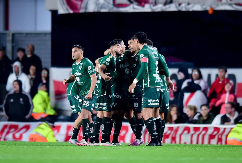 Iván Morales y Sarmiento celebraron así ante River Plate. (Marcelo Endelli/Getty Images).