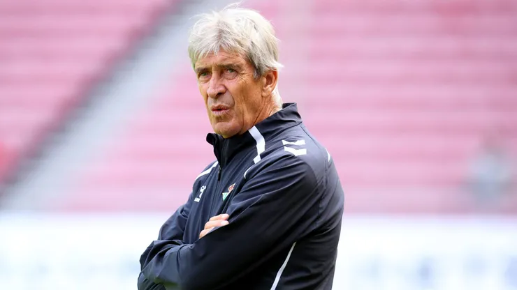 SUNDERLAND, ENGLAND - AUGUST 2: Real Betis head coach Manuel Pellegrini looks on ahead of the pre-season friendly match between Sunderland and Real Betis at Stadium of Light on August 2, 2025 in Sunderland, England. (Photo by Ed Sykes/Getty Images)